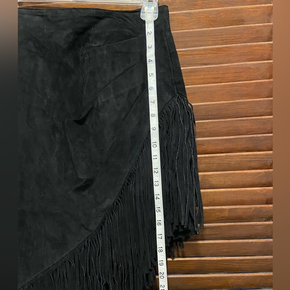 Black Suede Skirt w fringe, fully lined, 26 inch waist.Made in 🇺🇸 Boho/Cowgirl - Picture 8 of 11